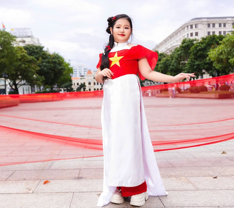 Mẫu nhí dory như tỏa sáng trong tà áo dài đỏ sao vàng mừng 29 - 5