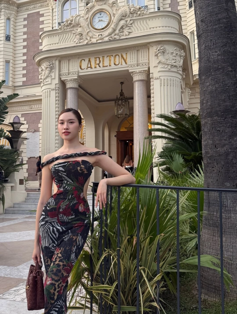 mc chân dài thanh thanh huyền đốt cháy ánh nhìn trên bờ biển địa trung hải - 1