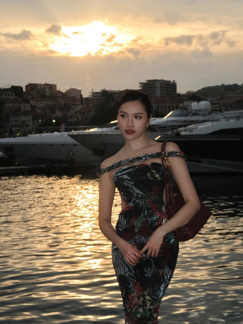 mc chân dài thanh thanh huyền đốt cháy ánh nhìn trên bờ biển địa trung hải - 2