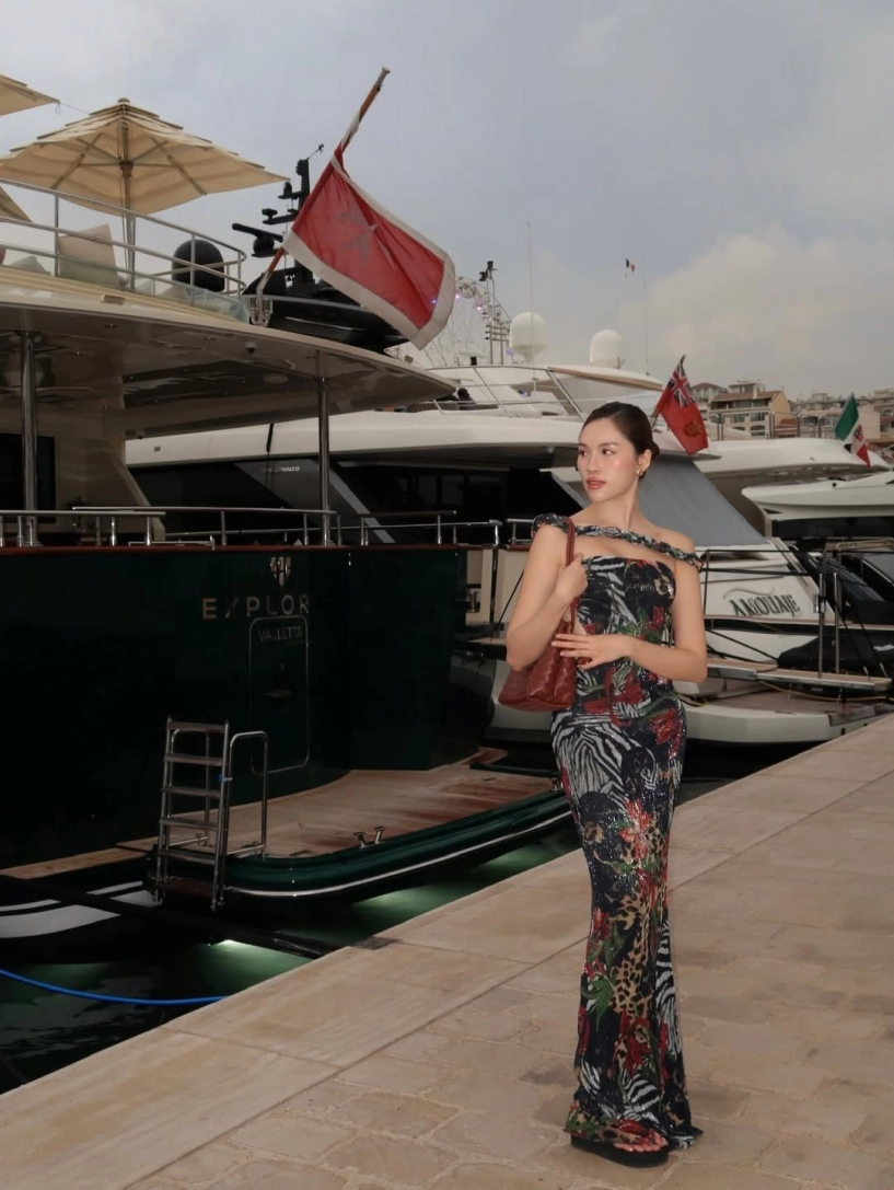 mc chân dài thanh thanh huyền đốt cháy ánh nhìn trên bờ biển địa trung hải - 3