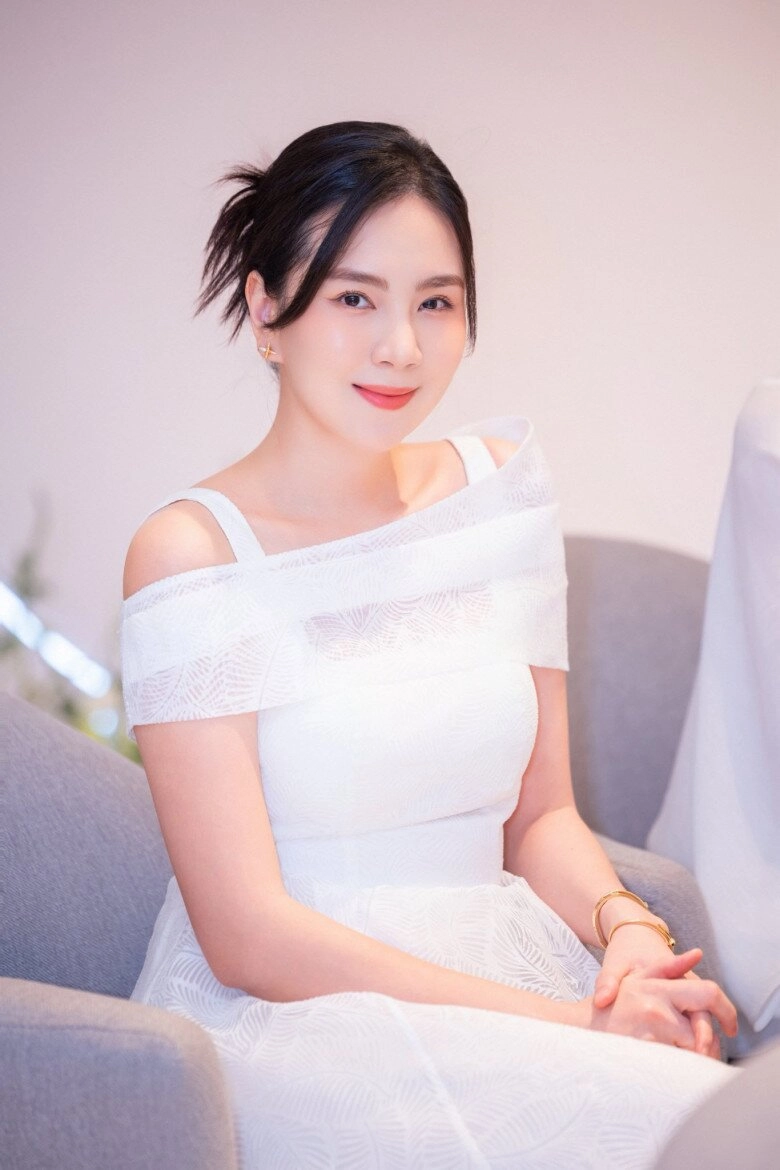 Mc đẹp nhất vtv mặc xẻ sâu khoe lưng trần nuột nà nhan sắc gây ngỡ ngàng sau 3 tháng sinh quý tử - 8