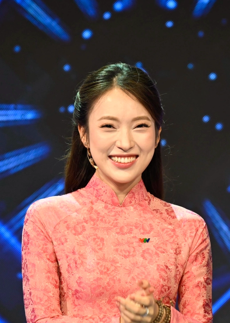 Mc khánh vy dẫn chung kết olympia năm 2025 gây sốt với vẻ đẹp tri thức - 1