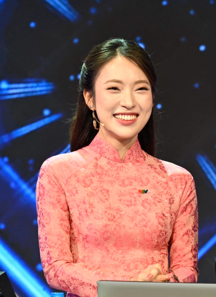 Mc khánh vy dẫn chung kết olympia năm 2025 gây sốt với vẻ đẹp tri thức - 2