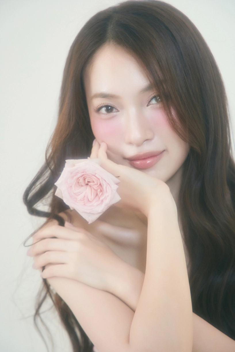 Mc khánh vy dẫn chung kết olympia năm 2025 gây sốt với vẻ đẹp tri thức - 7