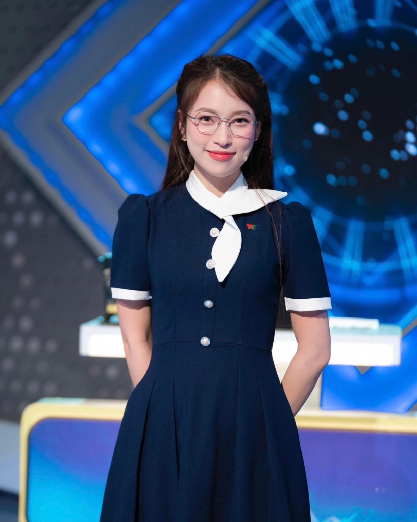 Mc khánh vy dẫn chung kết olympia năm 2025 gây sốt với vẻ đẹp tri thức - 10
