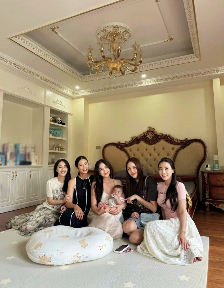 Mc mai ngọc bế con trai về thăm ông bà nội ở bắc ninh bên trong biệt thự nhà chồng lung linh như lâu đài - 3