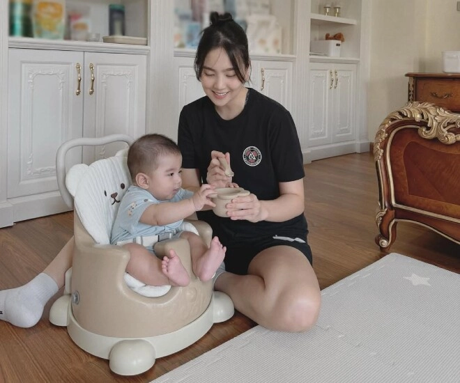 Mc mai ngọc cho con trai mới 5 tháng tuổi ăn dặm tiểu thiếu gia phát triển vượt trội ngày càng đáng yêu - 1