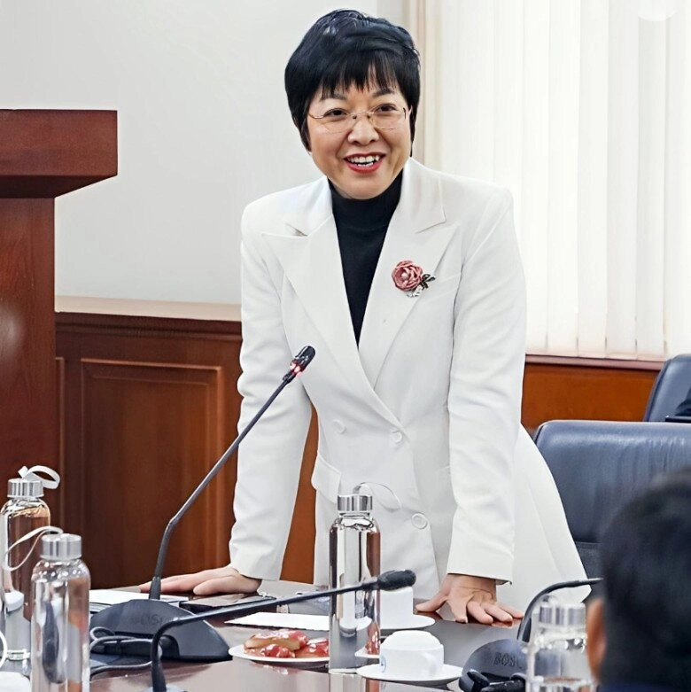 Mc thảo vân nhận bằng khen sau 1 năm thăng chức làm chủ tịch bạn gái nsưt chí trung hết lời chúc mừng - 4