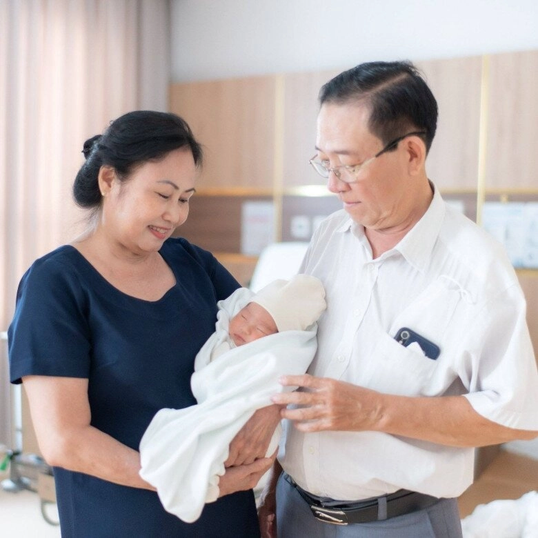 Mẹ chồng của hhen niê rạng rỡ ôm cháu nội mới sinh ngày nào cũng chạy xe máy lên thăm - 2