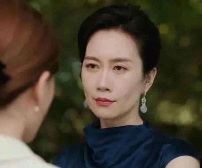 mẹ chồng triệu lộ tư khí chất át vía khiến khán giả quên cách thở đeo phỉ thuỷ 1100 tỷ ngoài đời u50 vẫn lẻ bóng - 1