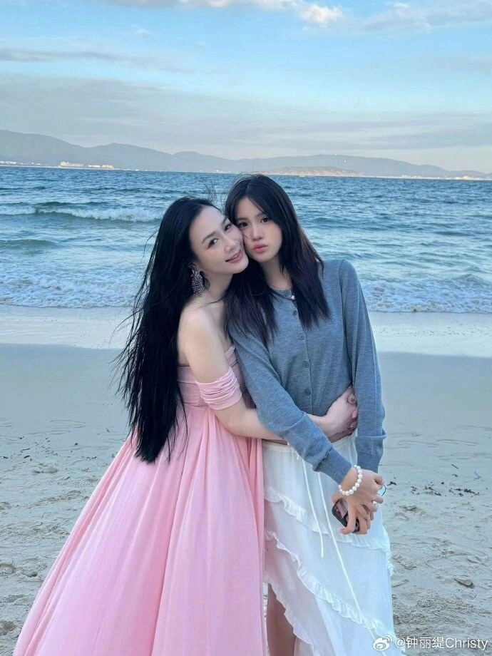 Mẹ là biểu tượng gợi cảm châu á con gái út của chung lệ đề 15 tuổi đã cao 1m70 đẹp chấn động showbiz - 14