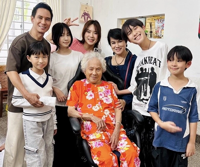 Mẹ ruột minh hà trẻ trung đứng cạnh bà sui 100 tuổi gia đình lý hải thừa hưởng gen nhan sắc của 2 bên nội ngoại - 1