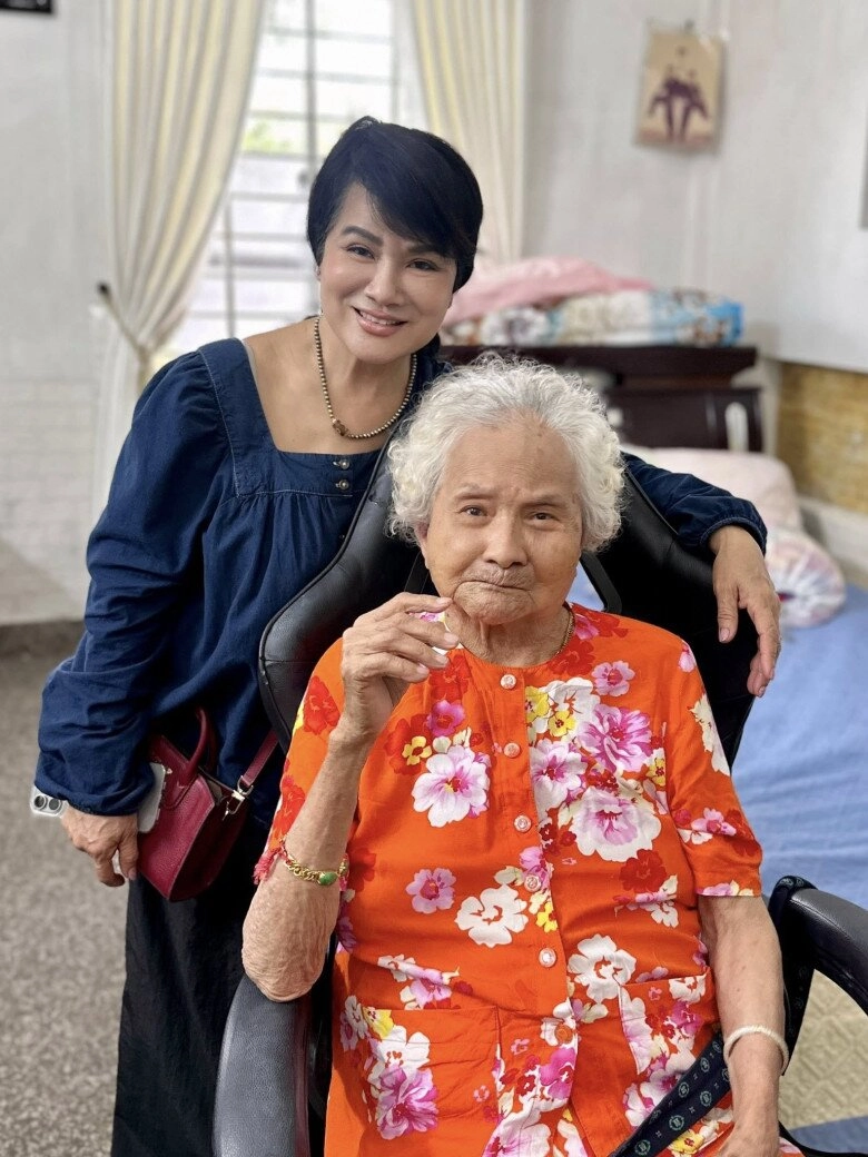 Mẹ ruột minh hà trẻ trung đứng cạnh bà sui 100 tuổi gia đình lý hải thừa hưởng gen nhan sắc của 2 bên nội ngoại - 2