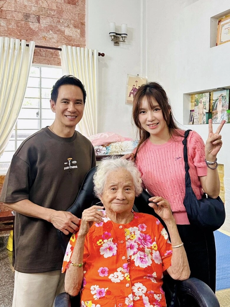 Mẹ ruột minh hà trẻ trung đứng cạnh bà sui 100 tuổi gia đình lý hải thừa hưởng gen nhan sắc của 2 bên nội ngoại - 3