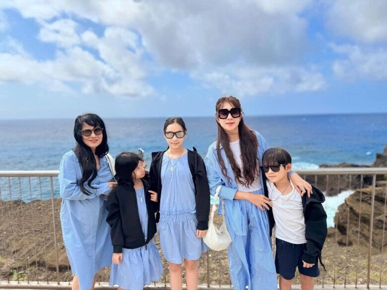 Mẹ ruột minh hà trẻ trung đứng cạnh bà sui 100 tuổi gia đình lý hải thừa hưởng gen nhan sắc của 2 bên nội ngoại - 4