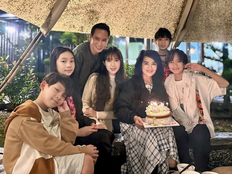 Mẹ ruột minh hà trẻ trung đứng cạnh bà sui 100 tuổi gia đình lý hải thừa hưởng gen nhan sắc của 2 bên nội ngoại - 5