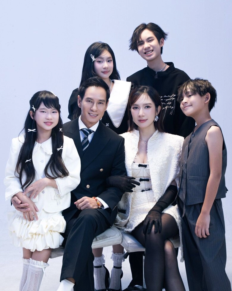 Mẹ ruột minh hà trẻ trung đứng cạnh bà sui 100 tuổi gia đình lý hải thừa hưởng gen nhan sắc của 2 bên nội ngoại - 12