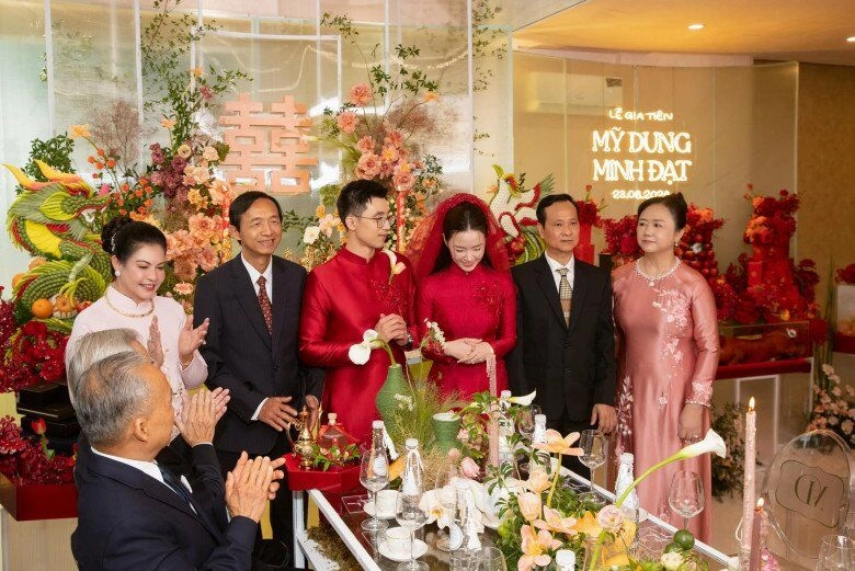 Midu lộ khoảnh khắc bên bố mẹ chồng chủ tịch diện áo dài nền nã tham dự sự kiện của tập đoàn nhựa - 5