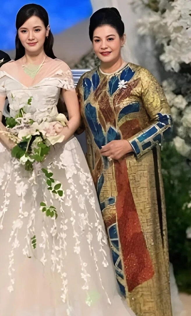 Midu lộ khoảnh khắc bên bố mẹ chồng chủ tịch diện áo dài nền nã tham dự sự kiện của tập đoàn nhựa - 7