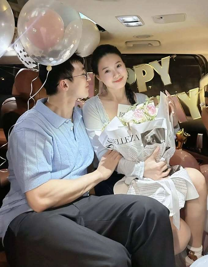 Midu lộ khoảnh khắc bên bố mẹ chồng chủ tịch diện áo dài nền nã tham dự sự kiện của tập đoàn nhựa - 9