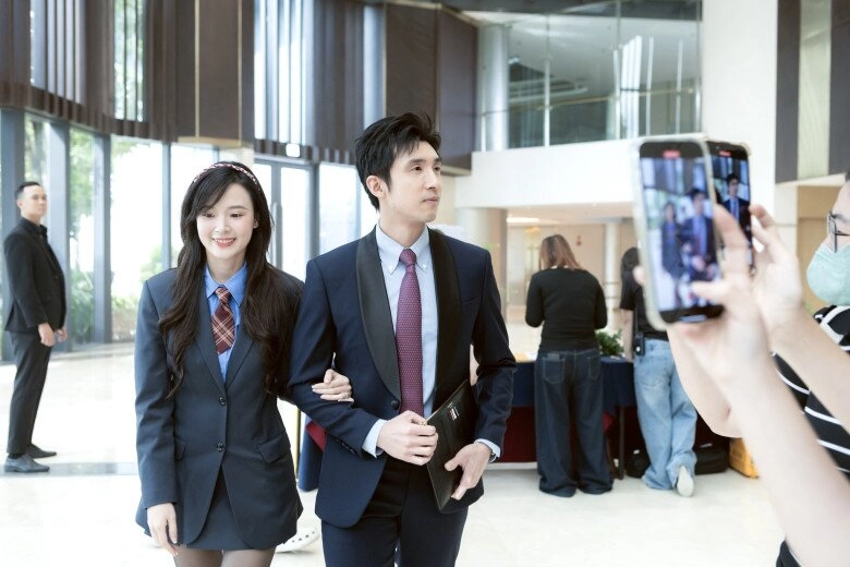 Midu lộ khoảnh khắc bên bố mẹ chồng chủ tịch diện áo dài nền nã tham dự sự kiện của tập đoàn nhựa - 10