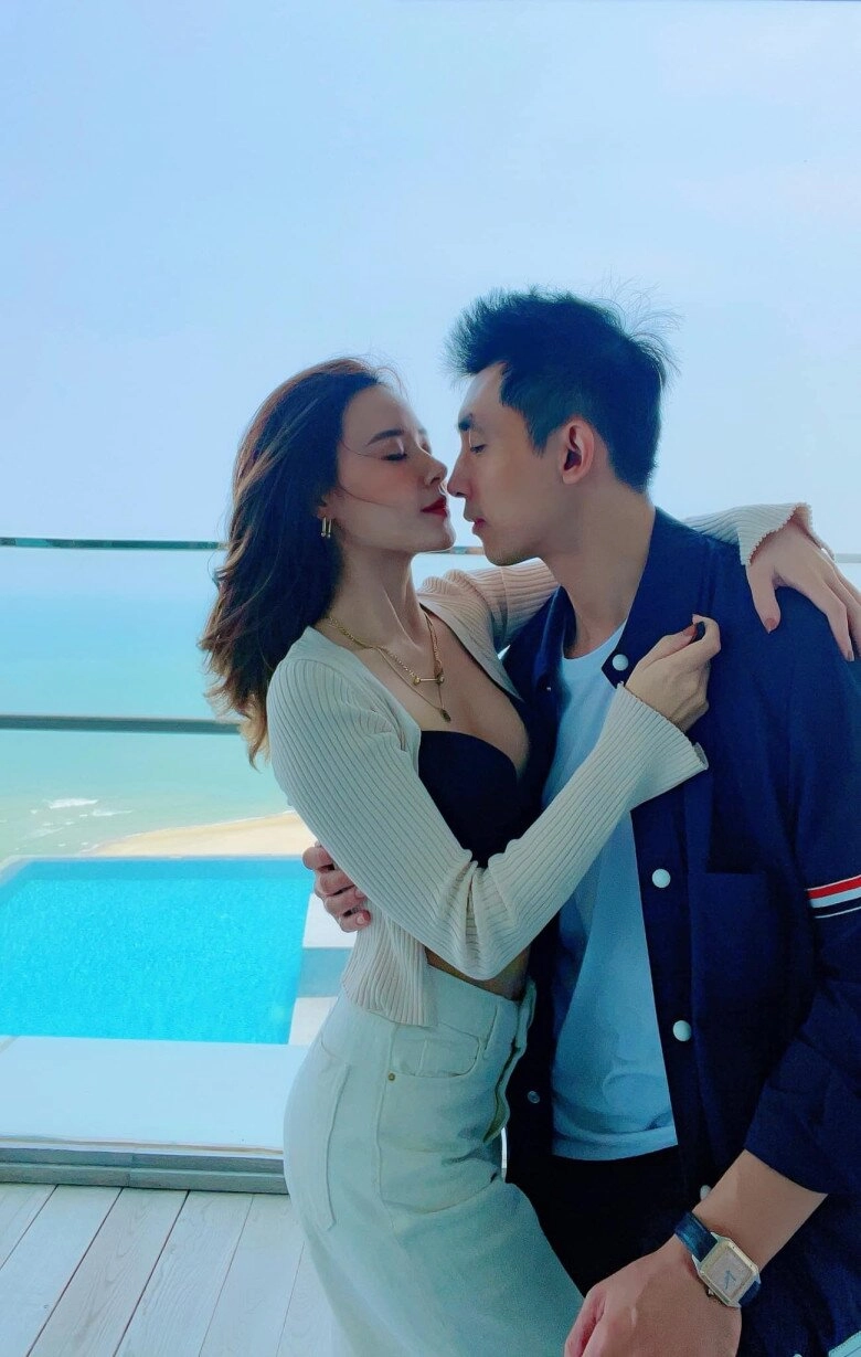 Midu lộ khoảnh khắc bên bố mẹ chồng chủ tịch diện áo dài nền nã tham dự sự kiện của tập đoàn nhựa - 11