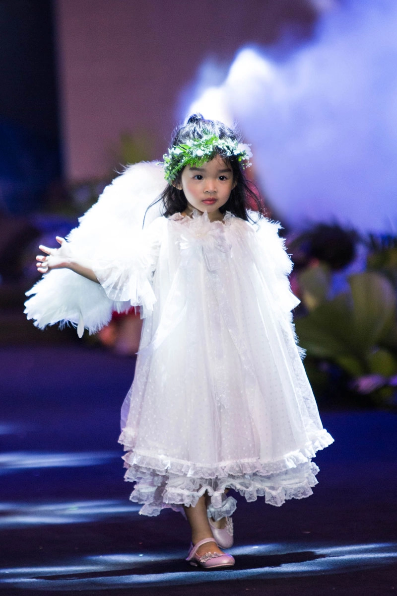 Mới 4 tuổi con gái xuân lan đã vừa xinh vừa giỏi tự tin nối nghiệp mẹ - 1