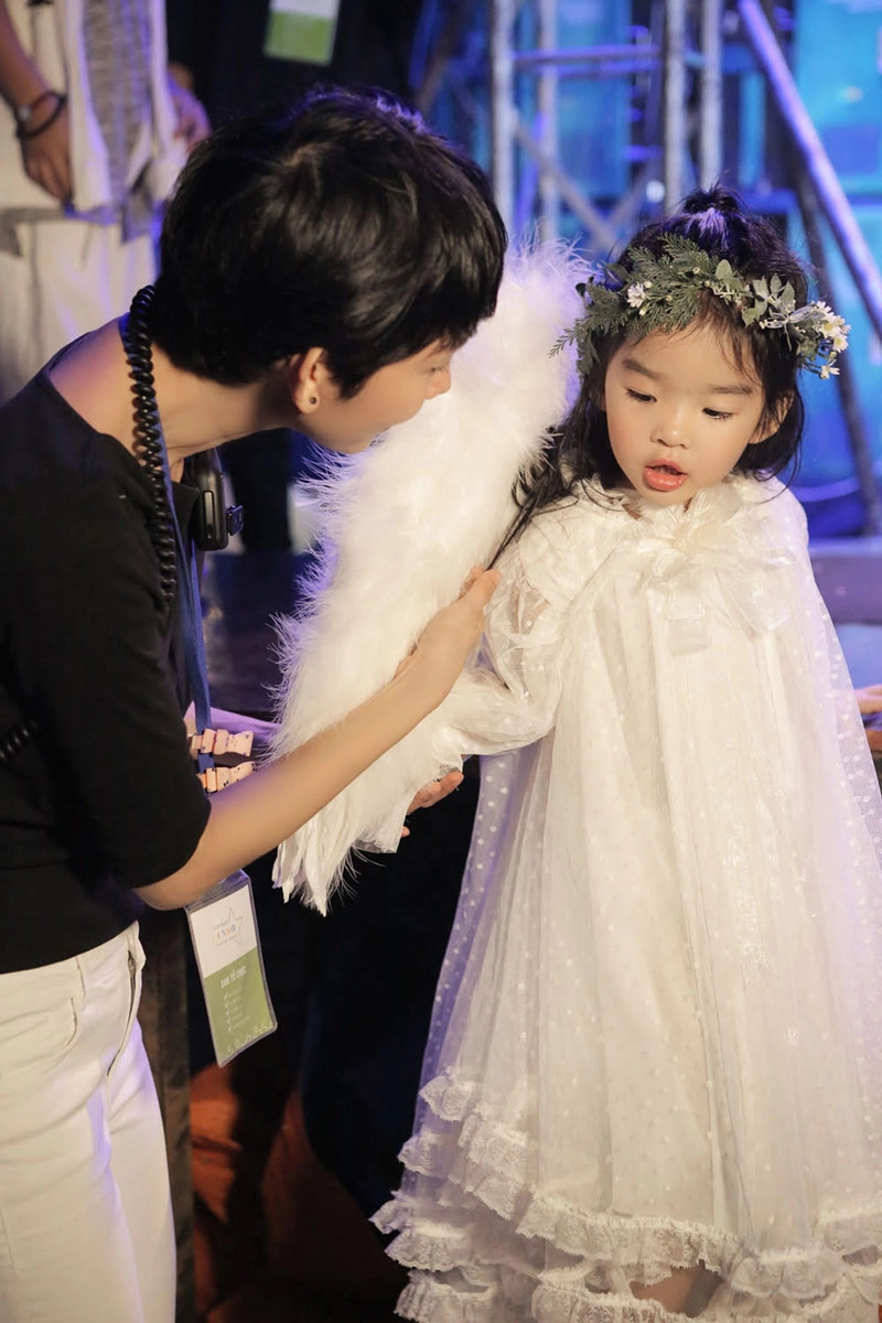 Mới 4 tuổi con gái xuân lan đã vừa xinh vừa giỏi tự tin nối nghiệp mẹ - 5