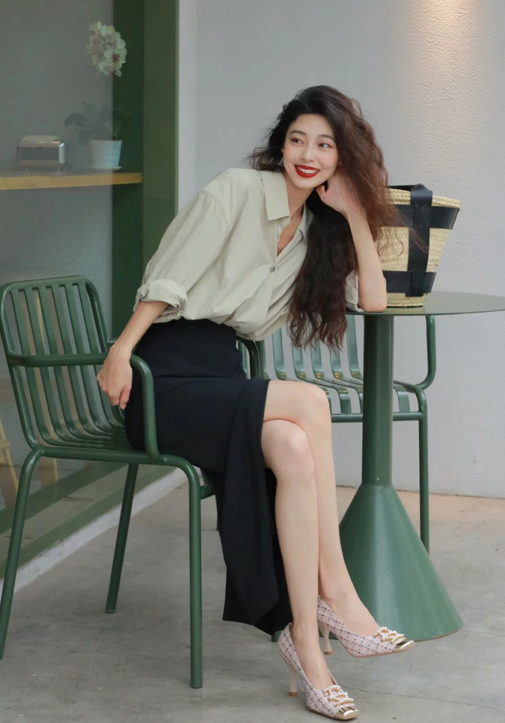 Mùa thu này đừng chỉ mặc sơ mi quần âu đi làm 7 outfit công sở trẻ trung thanh lịch khiến đồng nghiệp phải ghen tỵ - 6