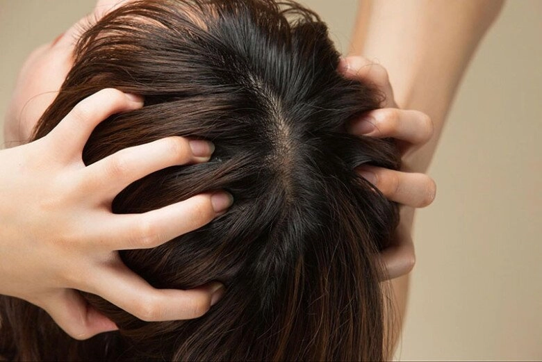 Mùa thu tóc rụng không kiểm soát chuyên gia tiết lộ thời điểm gội đầu kèm 4 bí quyết để tóc bóng khỏe như vừa đi salon - 4