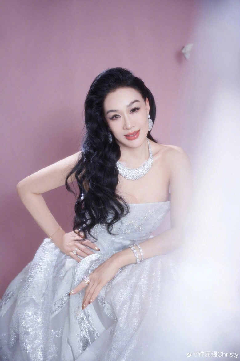 Mỹ nhân gốc việt có gia tài 3600 tỷ u60 trẻ đẹp như tuổi 30 không ăn đường dành 4 phútngày để làm một việc - 6