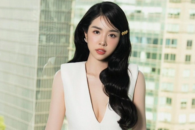 Mỹ nhân việt đi thi quốc tế bị giữ hành lý vì nghi ngờ buôn lậu sắc vóc tuổi 27 khiến dân tình đắm đuối - 1