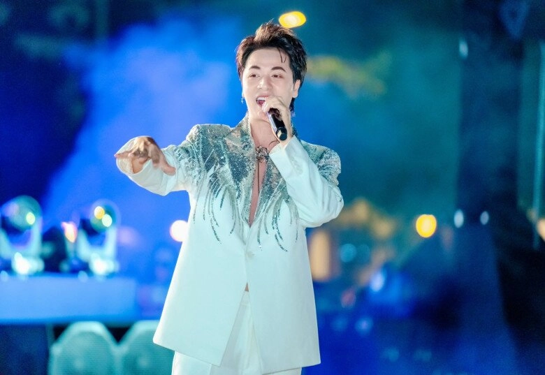 Nam ca sĩ nổi tiếng cùng thủy tiên 20 năm trước nay giàu sụ sống hạnh phúc bên mỹ nhân trong biệt thự to đùng - 5