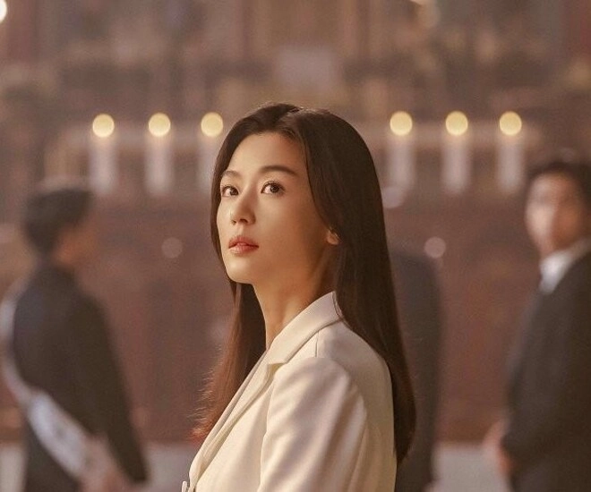 Ngắm style sang và uy quyền của mỹ nhân tranh cử tổng thống chị em có ngay 4 kiểu áo khoác đơn giản mà đậm chất thượng lưu - 1