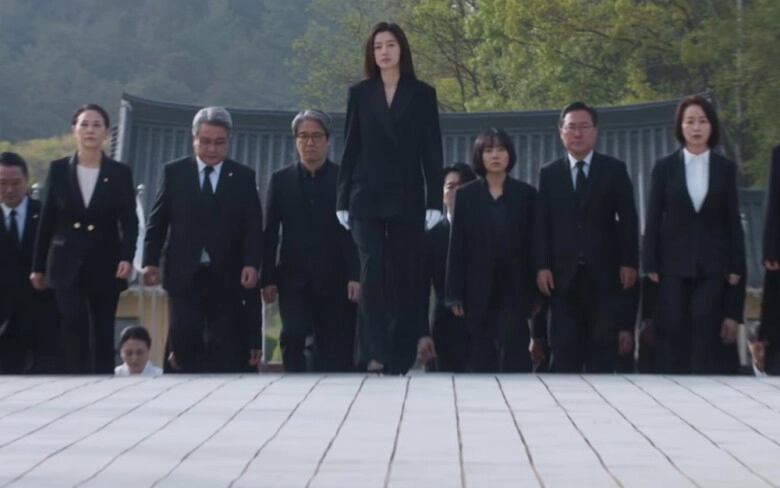 Ngắm style sang và uy quyền của mỹ nhân tranh cử tổng thống chị em có ngay 4 kiểu áo khoác đơn giản mà đậm chất thượng lưu - 7