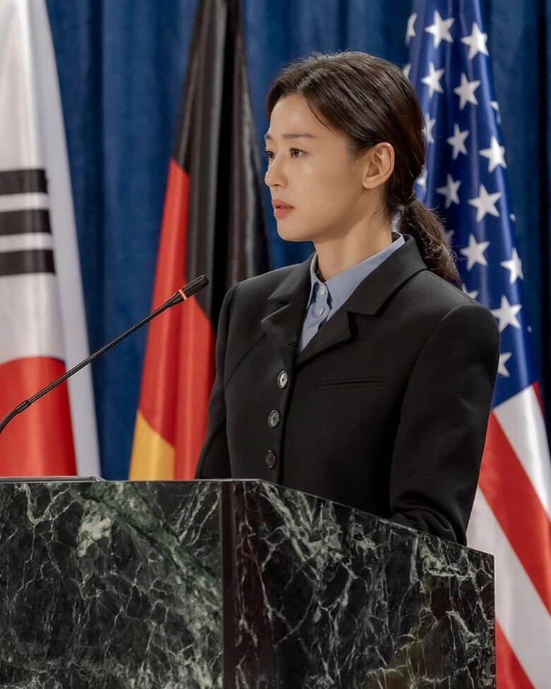 Ngắm style sang và uy quyền của mỹ nhân tranh cử tổng thống chị em có ngay 4 kiểu áo khoác đơn giản mà đậm chất thượng lưu - 8