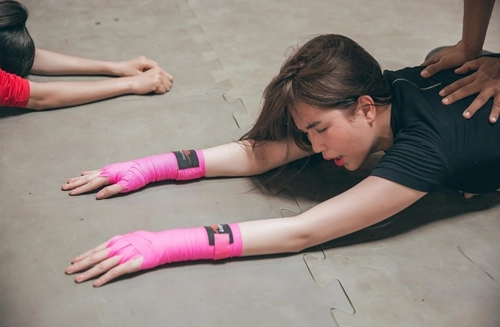 Ngọc trinh bị trêu là thánh lý do sau hậu trường làm đả nữ - 1