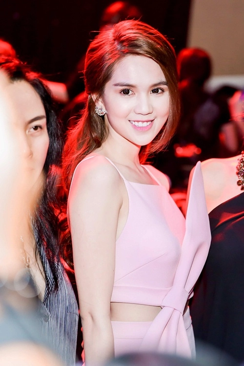 Ngọc trinh gây bão khi khoe eo thon tại chung kết bnhv - 7