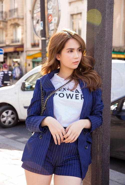 Ngọc trinh khoe chân thon dài sexy trên đường phố paris - 3