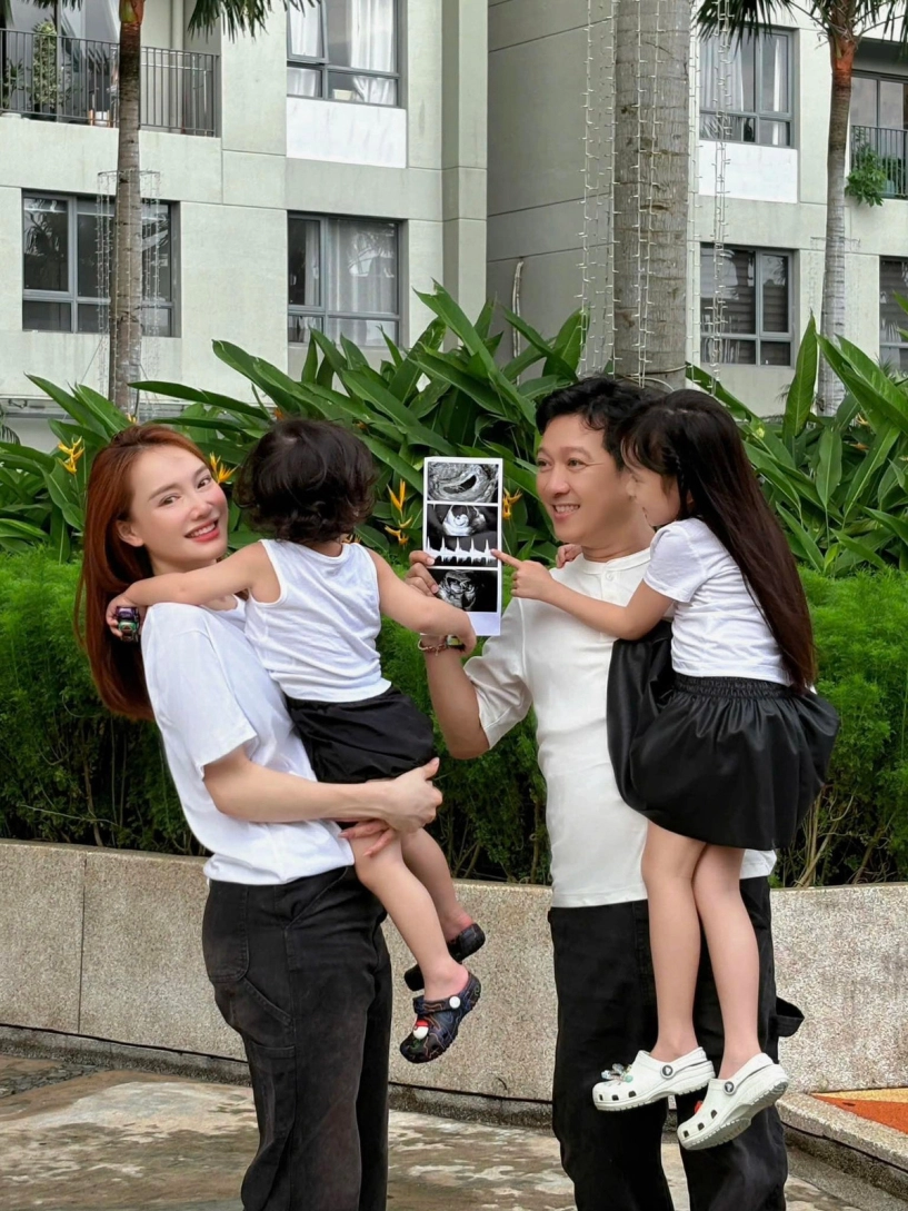 Nhã phương giấu bụng bầu lần ba cực khéo với gu thời trang tinh tế - 1