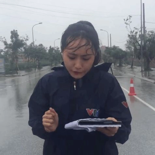 Nhan sắc ít người biết của nữ mc vtv đội mưa tường thuật tin bão số 3 - 1
