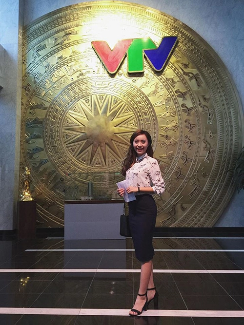 Nhan sắc ít người biết của nữ mc vtv đội mưa tường thuật tin bão số 3 - 10