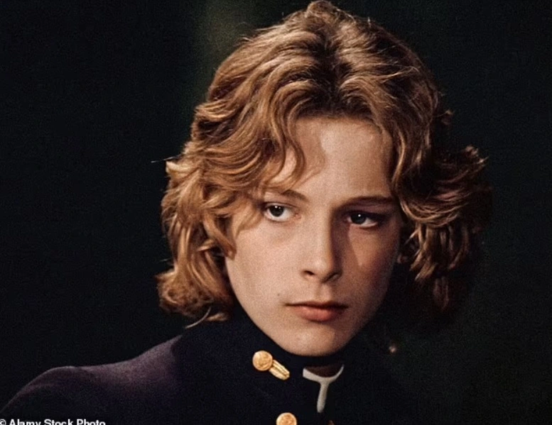 Nhìn lại đỉnh cao nhan sắc cậu bé đẹp nhất thế giới vừa qua đời đẹp đến siêu thực nhưng biến cuộc đời thành bi kịch - 10