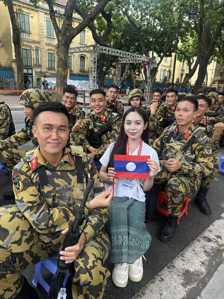 Nữ phóng viên người lào nổi tiếng ở a80 gửi tiền ủng hộ vùng lũ tiền của tôi ít nhưng tình cảm với việt nam rất nhiều - 3