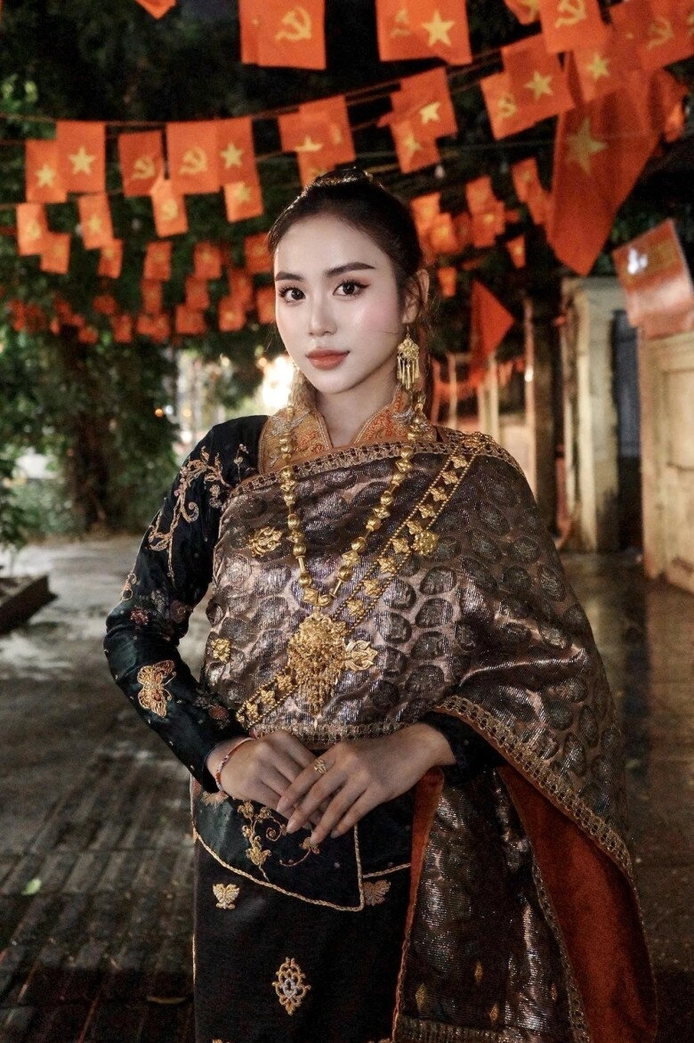 Nữ phóng viên người lào nổi tiếng ở a80 gửi tiền ủng hộ vùng lũ tiền của tôi ít nhưng tình cảm với việt nam rất nhiều - 7