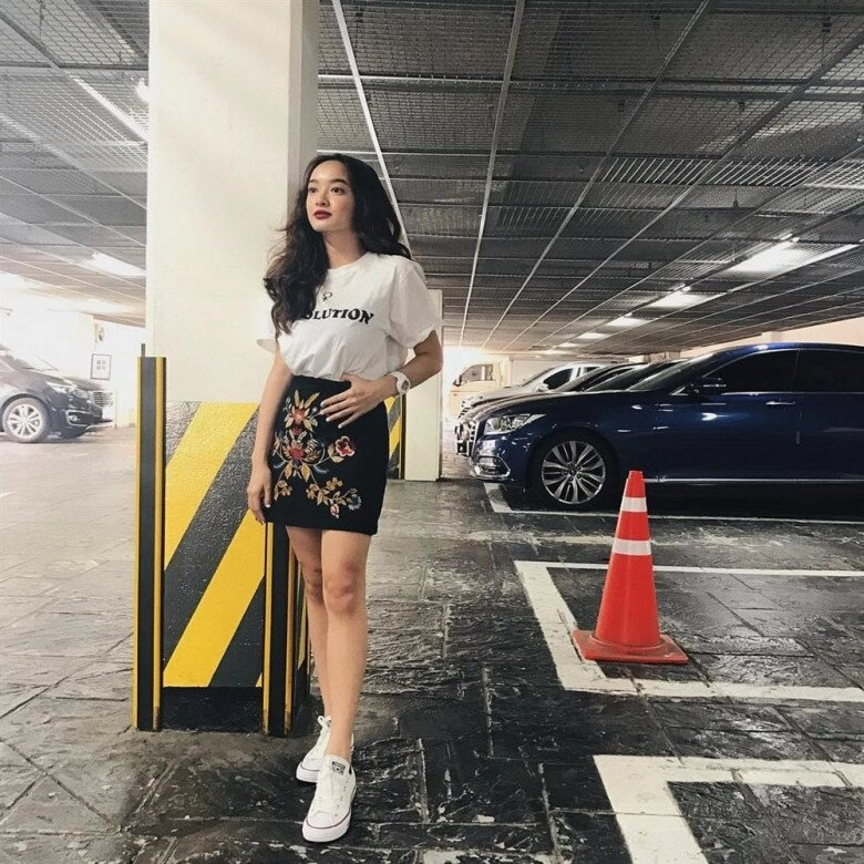 nữ tiếp viên hàng không giàu nứt đố đổ vách cao 1m55 có chiêu lên đồ hack dáng trông như 1m70 từ món đồ nàng nào cũng có - 12