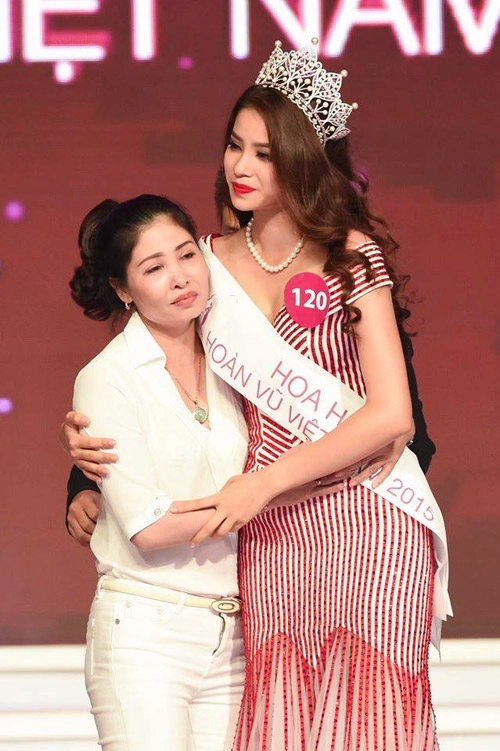 Phạm hương xúc động mạnh trong ngày sinh nhật mẹ - 4