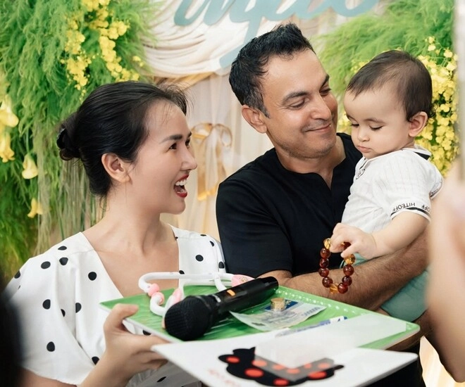 Phản ứng của chồng võ hạ trâm khi con lai ấn không chọn vàng tiền chỉ lấy tràng hạt từ ông ngoại xuất gia trong tiệc thôi nôi - 1