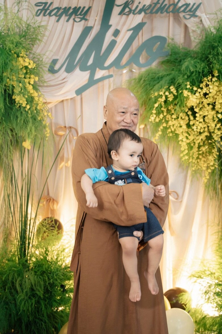 Phản ứng của chồng võ hạ trâm khi con lai ấn không chọn vàng tiền chỉ lấy tràng hạt từ ông ngoại xuất gia trong tiệc thôi nôi - 4