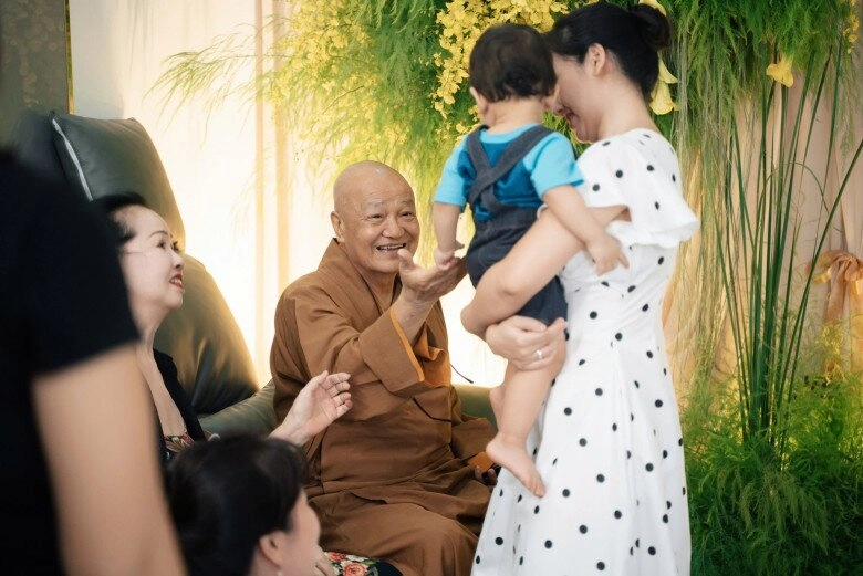 Phản ứng của chồng võ hạ trâm khi con lai ấn không chọn vàng tiền chỉ lấy tràng hạt từ ông ngoại xuất gia trong tiệc thôi nôi - 5